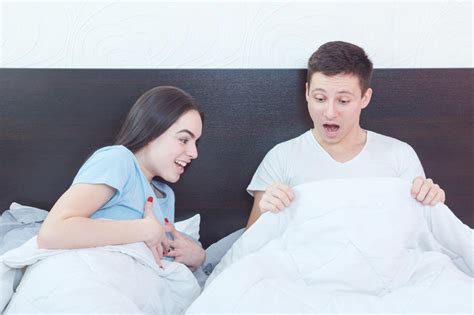 Por qué los hombres tienen erecciones por la mañana。